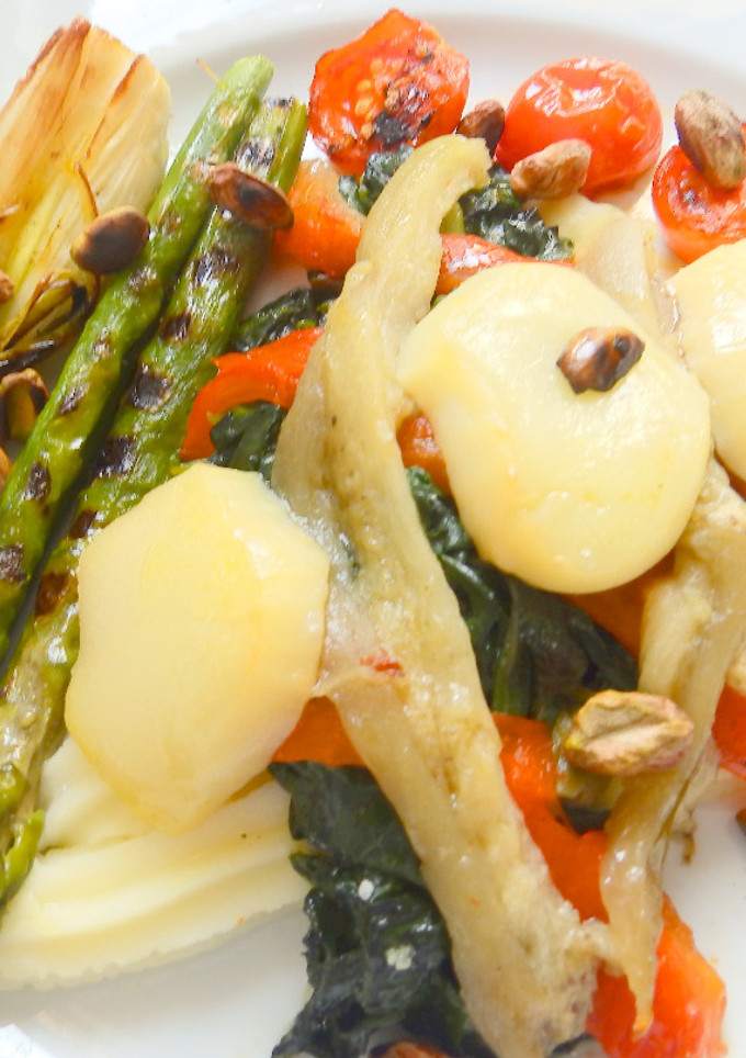Una foto de Lasaña de verduras, queso de cabra y pistachos