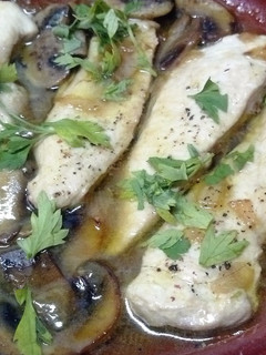 Una foto de Cazuela de pollo con champiñones al Cava