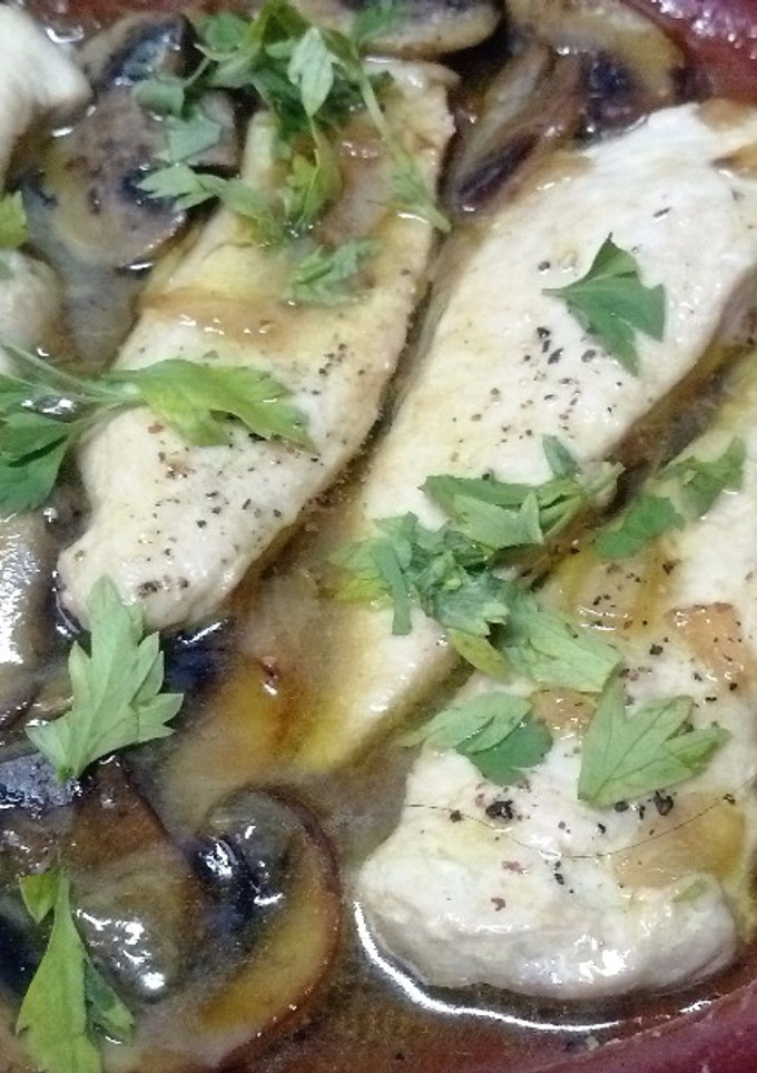 Una foto de Cazuela de pollo con champiñones al Cava