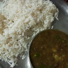A picture of Kali Malka daal with rice.