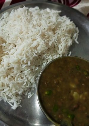 A picture of Kali Malka daal with rice.
