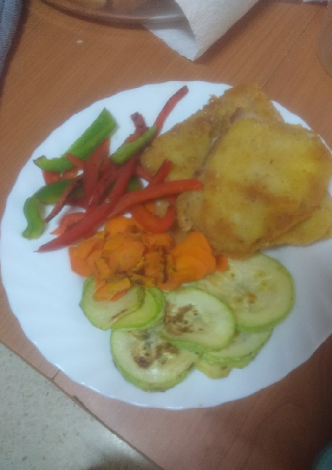 Una foto de San Jacobo de papas, bacon y queso con parrillada de verduras