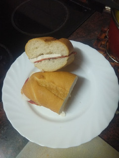 Una foto de Bocadillo con chorizo Revilla y queso majorero