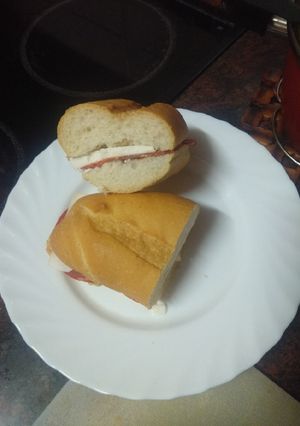 Una foto de Bocadillo con chorizo Revilla y queso majorero