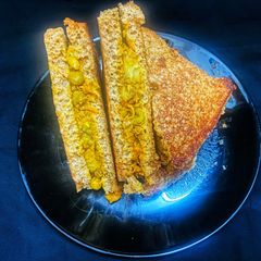 A picture of Dry peas aloo masala sandwich.