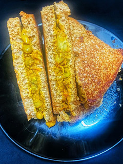 A picture of Dry peas aloo masala sandwich.