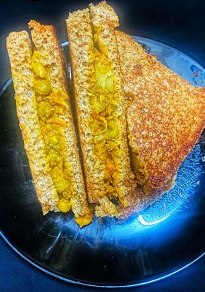 A picture of Dry peas aloo masala sandwich.