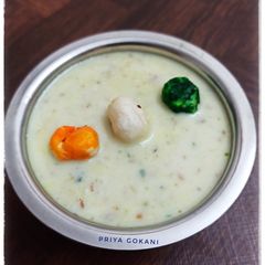 A picture of Powder Makhana Kheer topped with color makhana.