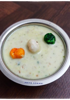 A picture of Powder Makhana Kheer topped with color makhana.