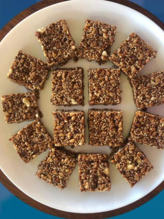 ખજૂર પાક (Khajoor Paak Recipe In Gujarati) રેસીપી મુખ્ય ફોટો
