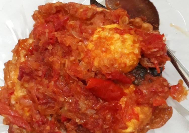 Cara Gampang Membuat Telur Ceplok Sambal Balado, Enak Banget