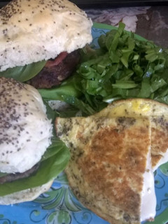 Una foto de Hamburguesas al plato con ensalada y homelet de verdeo y queso!