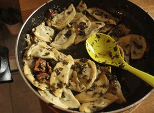 Una foto de Agnolottis 2, al aglio olio y apancetados