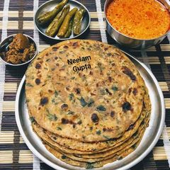 A picture of Methi paratha.