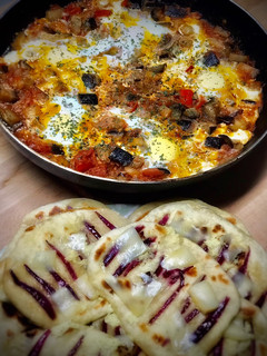 Una foto de Shakshuka con pan naan