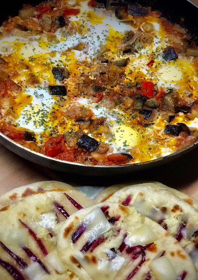 Una foto de Shakshuka con pan naan