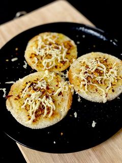 चीज़ गार्लिक ब्रेड (Cheese garlic bread recipe in Hindi) रेसिपी मुख्य फोटो