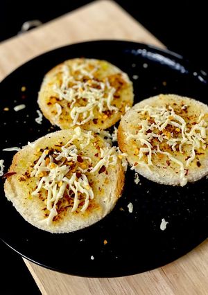 चीज़ गार्लिक ब्रेड (Cheese garlic bread recipe in Hindi) रेसिपी मुख्य फोटो