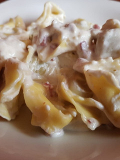 Una foto de Raviolis de setas con salsa