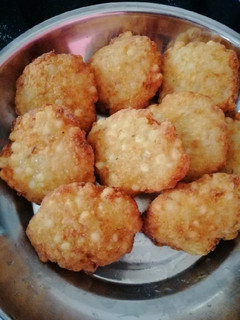 સાબુદાણા વડા)(sabudana vada in GujArati) રેસીપી મુખ્ય ફોટો