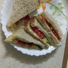 A picture of Bread sandwich (tomato/cucumber).