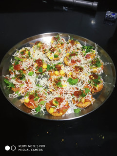 બિસ્કીટ પીઝા (Biscuit Pizza Recipe In Gujarati) રેસીપી મુખ્ય ફોટો