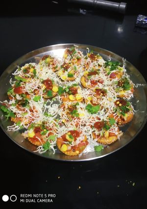 બિસ્કીટ પીઝા (Biscuit Pizza Recipe In Gujarati) રેસીપી મુખ્ય ફોટો