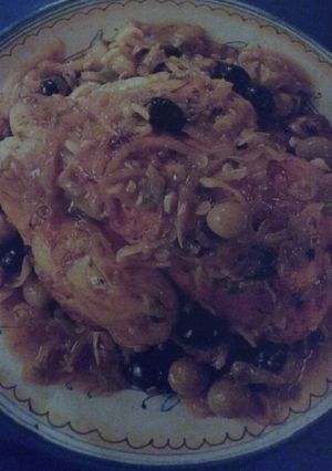 Una foto de Pollo con aceitunas