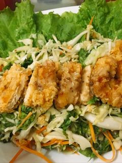 Hình của món Salad dầu mè gà chiên.