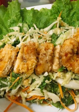 Hình của món Salad dầu mè gà chiên.
