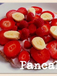 Una foto de Tortitas de avena con frutas rojas