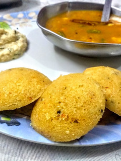 A picture of Idli-Sambar with Chutney.