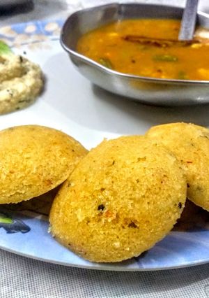 A picture of Idli-Sambar with Chutney.