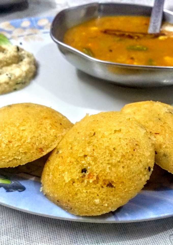 A picture of Idli-Sambar with Chutney.