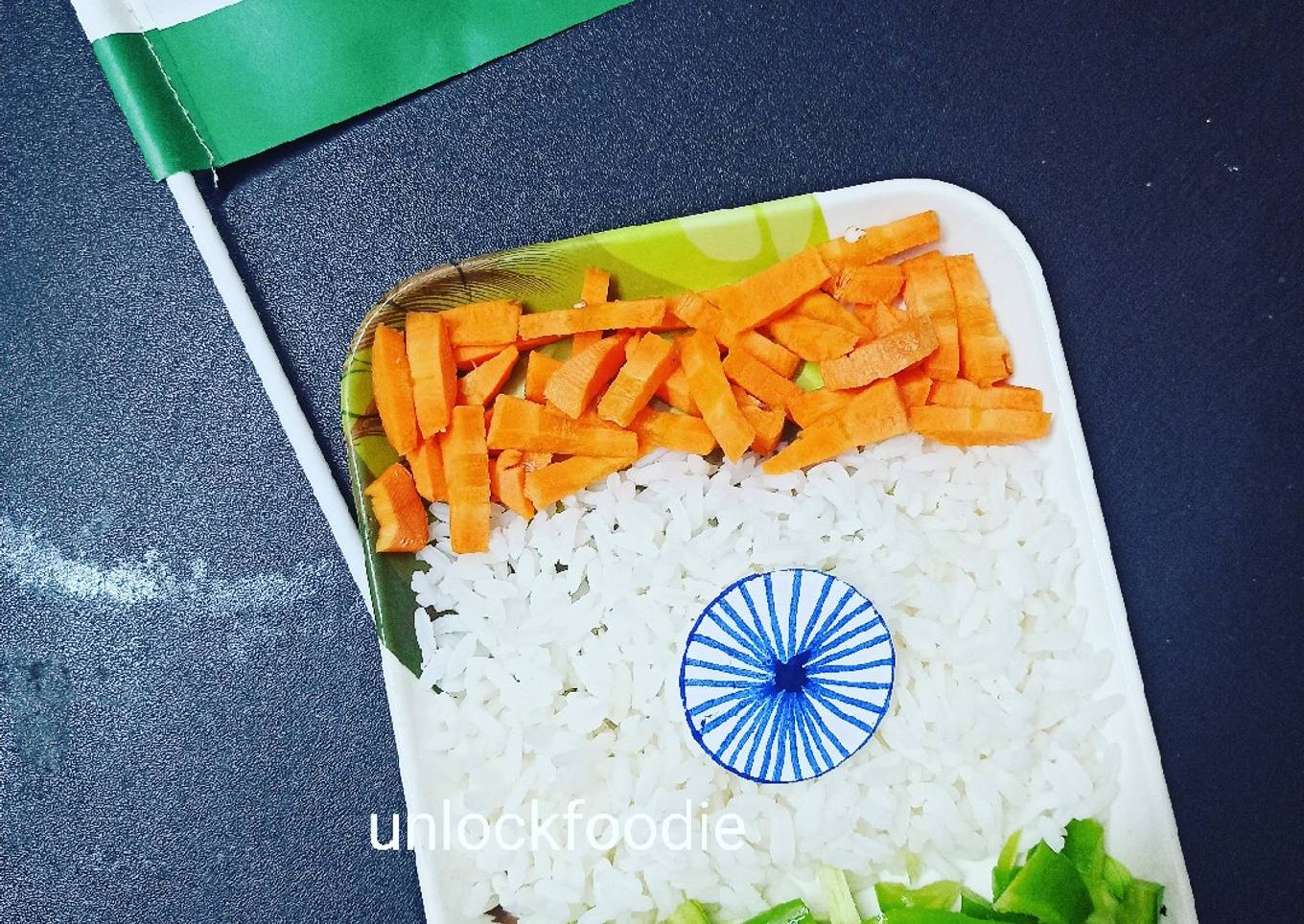 Steam rice with raw vegetables