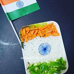 A picture of Steam rice with raw vegetables.