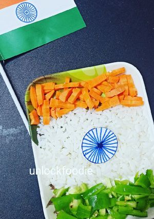 A picture of Steam rice with raw vegetables.