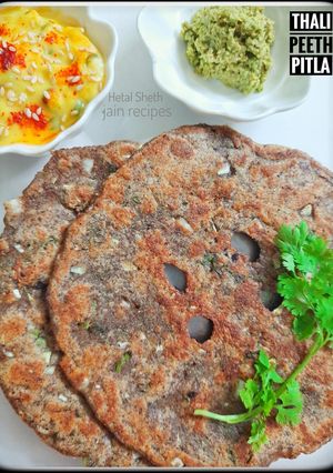 થાલી પીઠ (Thali Pith Recipe In Gujarati) રેસીપી મુખ્ય ફોટો