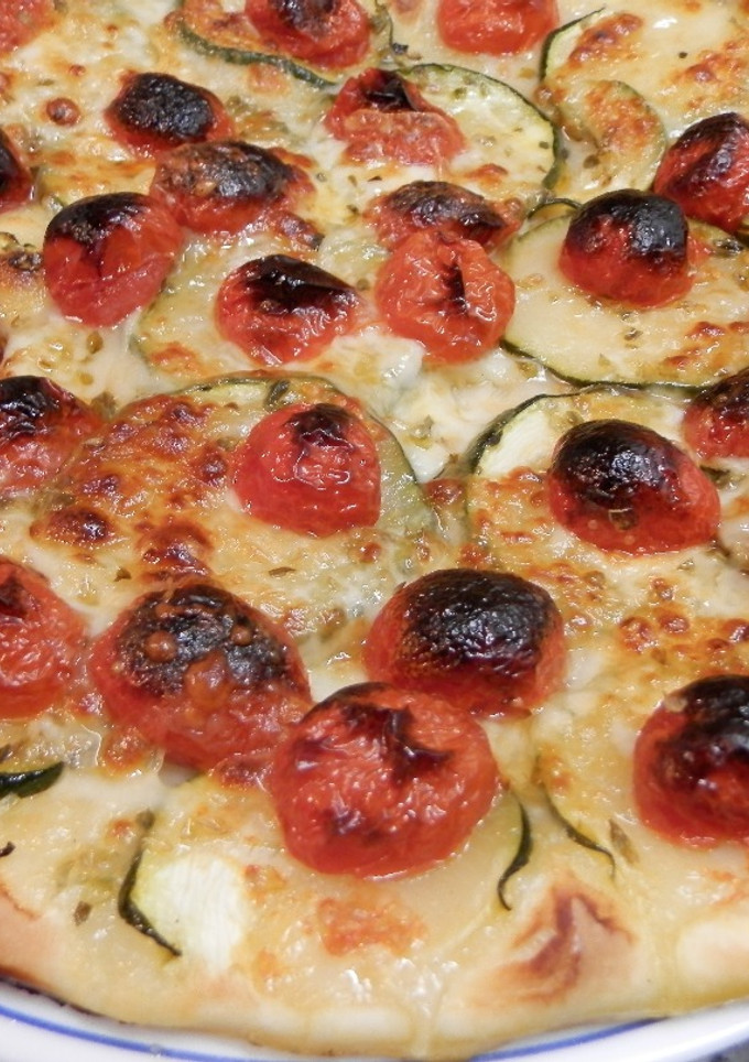 Una foto de Pizza de calabacín y tomates cherry