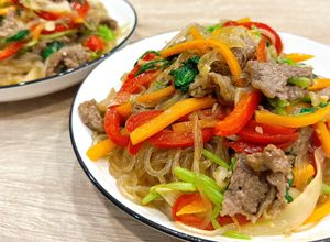 Hình của món Miến trộn Hàn Quốc.