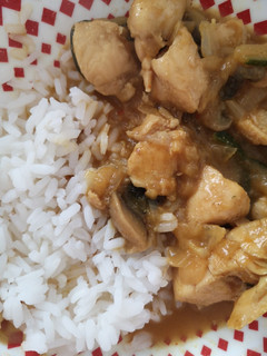 Una foto de Curry amarillo de pollo y verduras