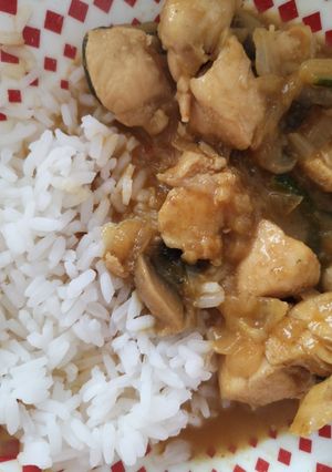 Una foto de Curry amarillo de pollo y verduras