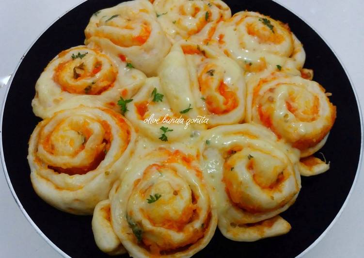 Pizza roll teflon dengan saos margherita