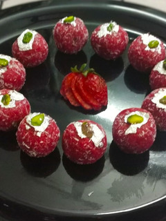 स्ट्रॉबेरी लड्डू (Strawberry Laddu recipe in hindi) रेसिपी मुख्य फोटो