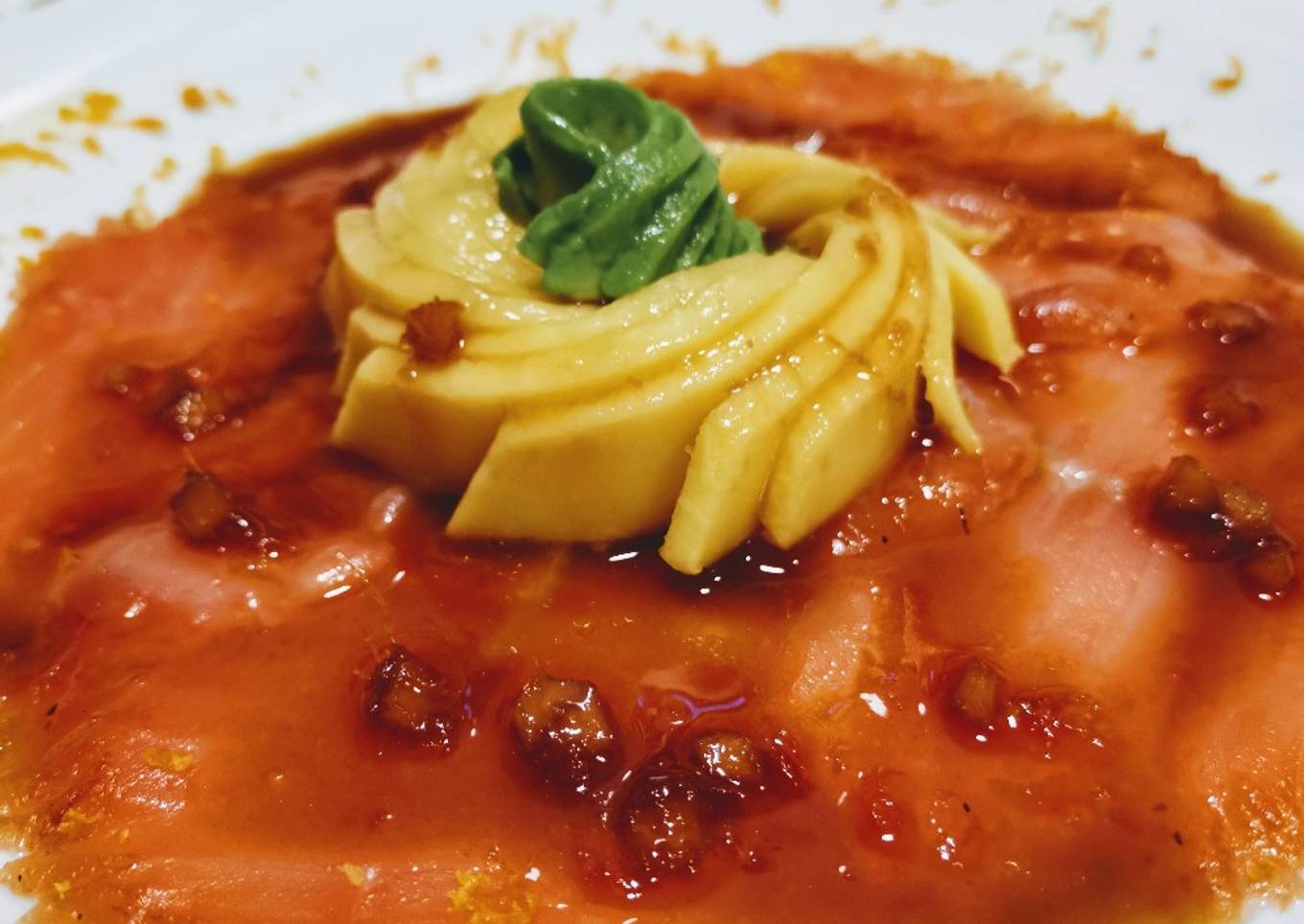 Carpaccio de salmón marinado al jengibre con salsa de cítricos
