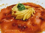 Una foto de carpaccio de salmón y naranja