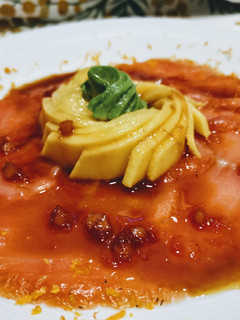 Una foto de Carpaccio de salmón marinado al jengibre con salsa de cítricos