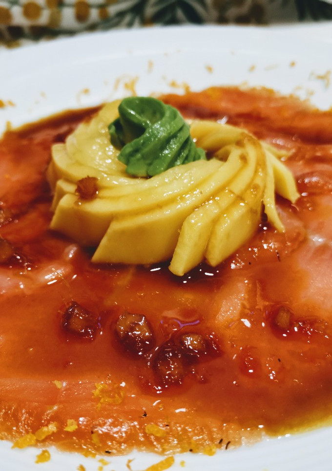 Una foto de Carpaccio de salmón marinado al jengibre con salsa de cítricos