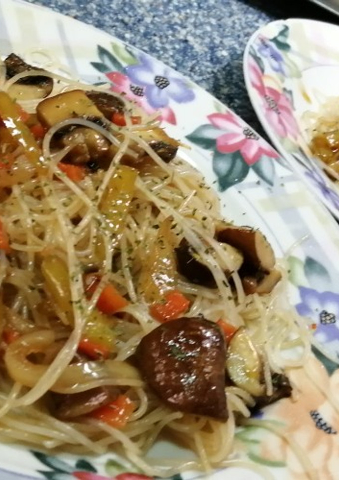 Una foto de Fideos en salsa de Ostras, verduras y champiñones Porto Bello