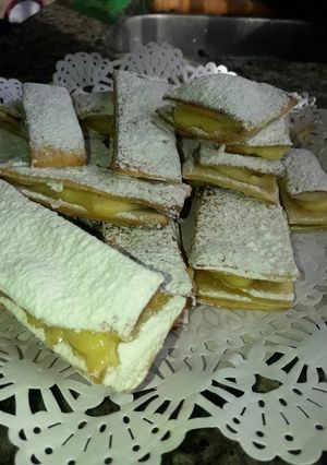 Una foto de Miguelitos fáciles con masa de hojaldre